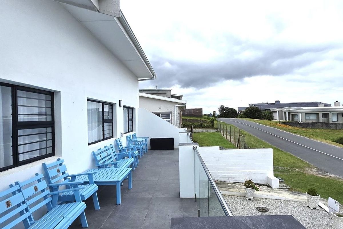 Luxury Franskraal home 100 metres from shoreline, offering turnkey living, secure garages, solar power, and sea views. - Photo 4