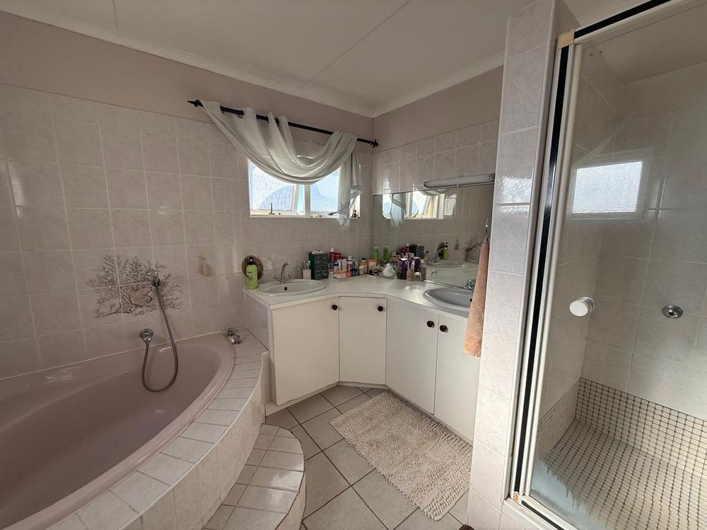 Main en-suite bathroom