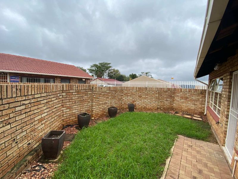 Cosy Townhouse for grabs - Photo 10