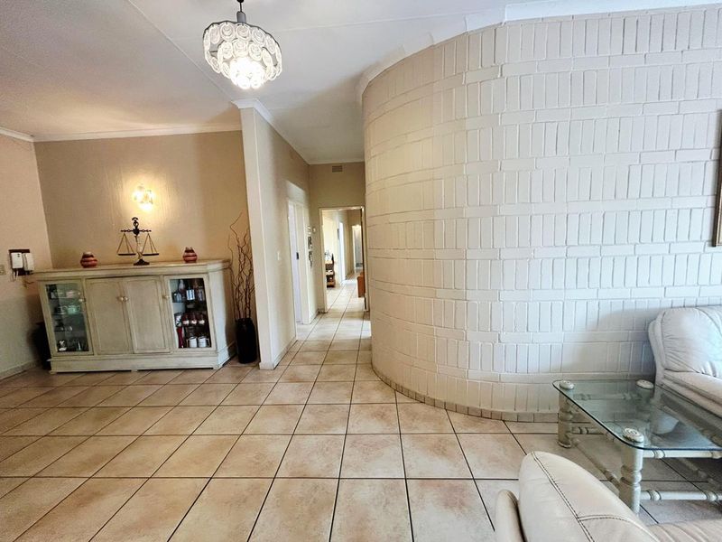 Want to live in a complex without sacrificing entertainment space? Then this one is for you! - Photo 7