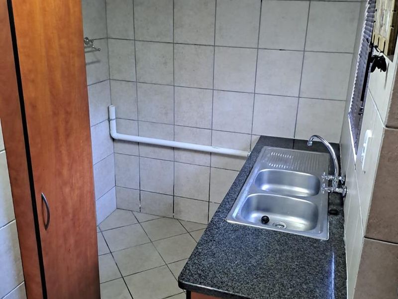 Modern 3-Bedroom Simplex with Courtyard in Richards Bay| Available August 15th - Photo 3