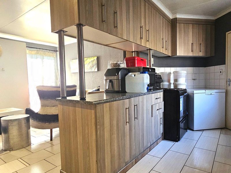 Spacious Three-Bedroom Unit Close to Everything in Radiokop - Photo 5