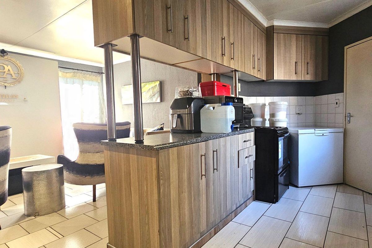 Spacious Three-Bedroom Unit Close to Everything in Radiokop - Photo 5