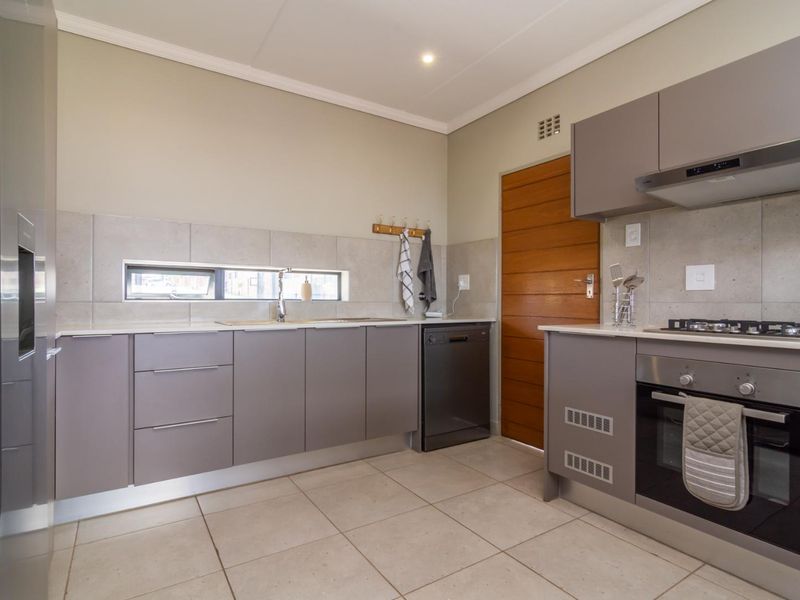 Brand-New 127m2 3-bedroom duplex for sale in Lion Pride Lifestyle Estate - Photo 4