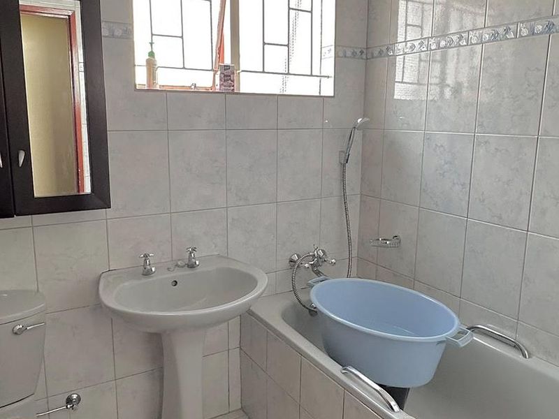 Beautiful,Neat and Spacious House - Photo 7