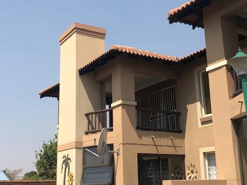 Private end unit - Photo 2