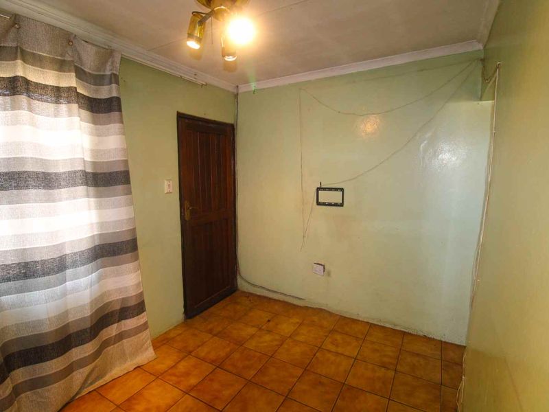 2 Bedroom House For Sale in Vosloorus - Photo 7