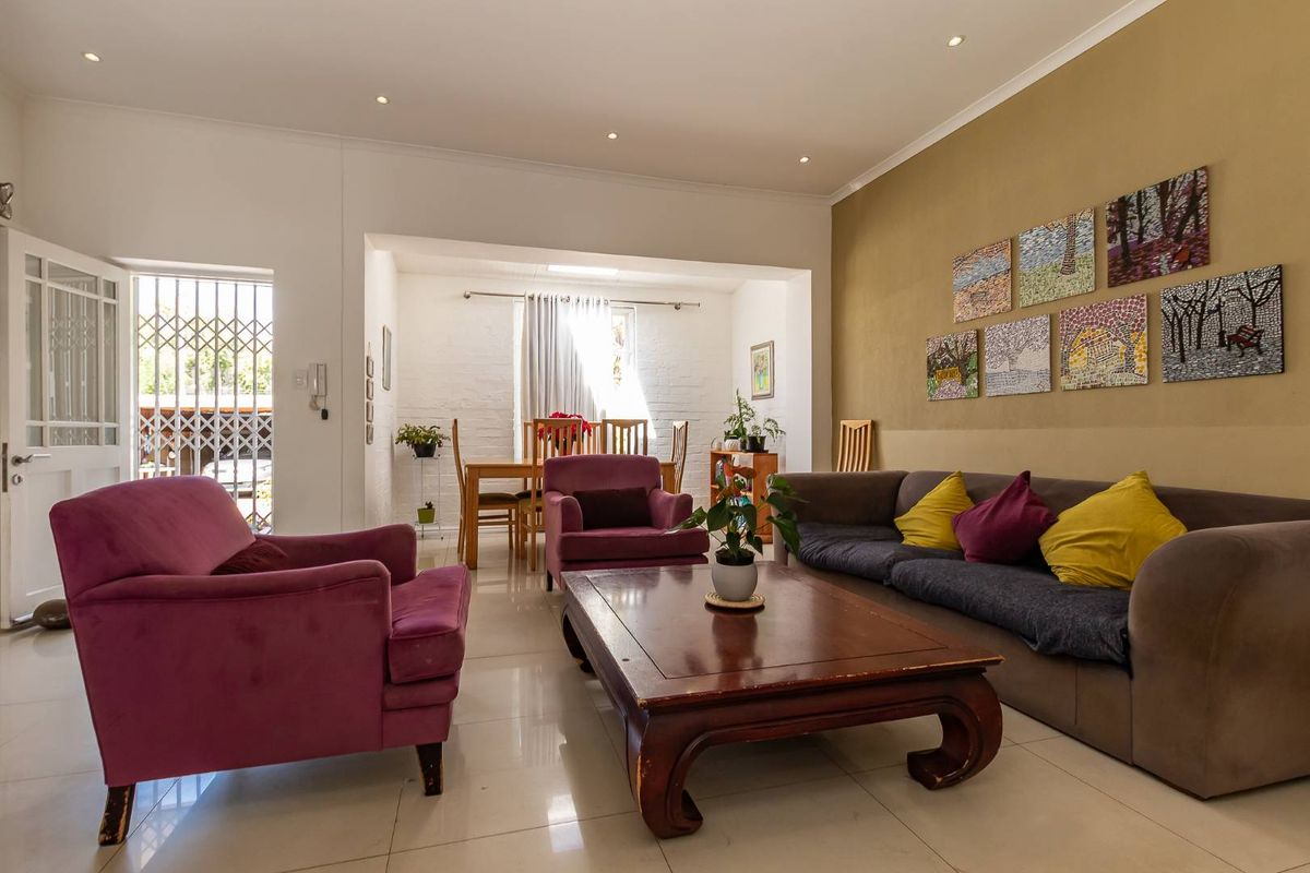 Modern and well maintained home with dual living! - Photo 5