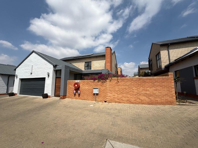 Impressive Double-Storey Residence with Study & Solar Power in Six Fountains Estate - Photo 5
