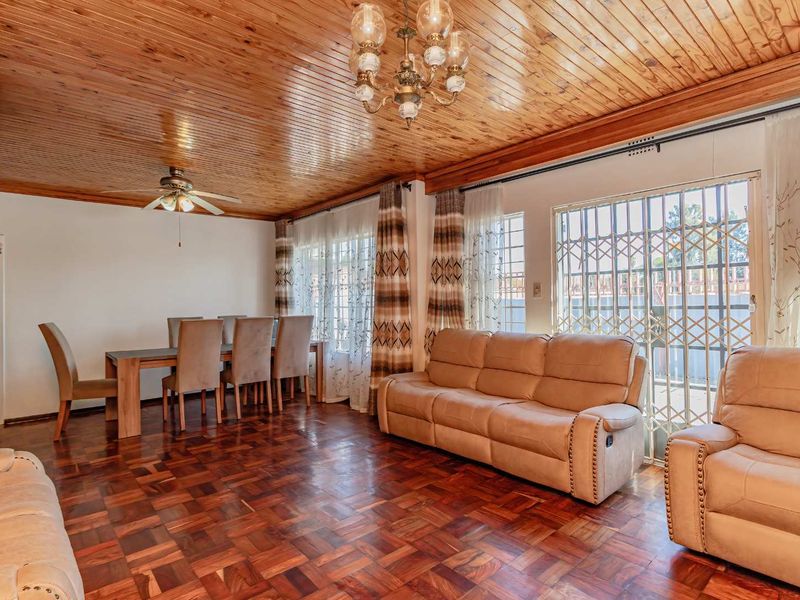 Gorgeous 5 Bedroom home - Photo 3