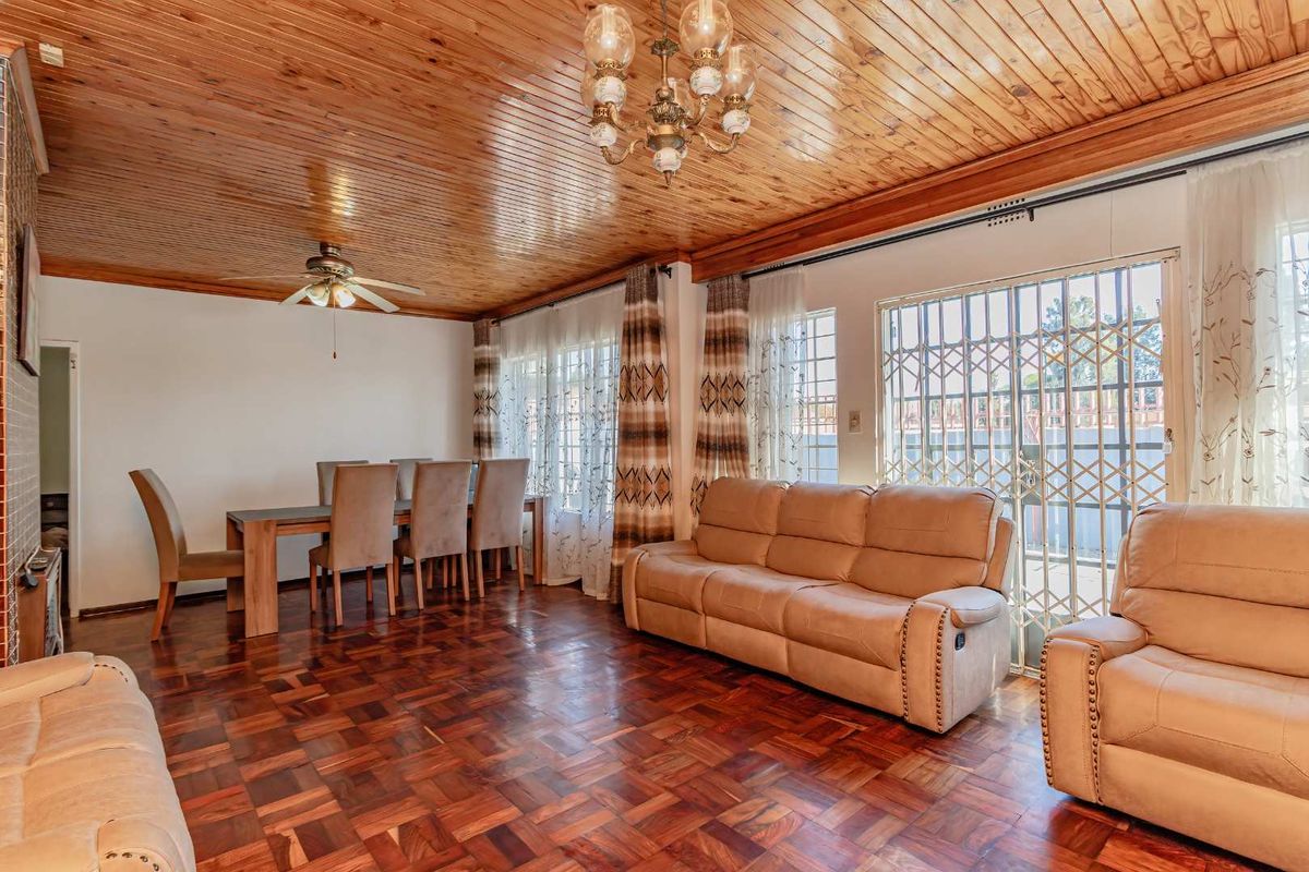 Gorgeous 5 Bedroom home - Photo 4