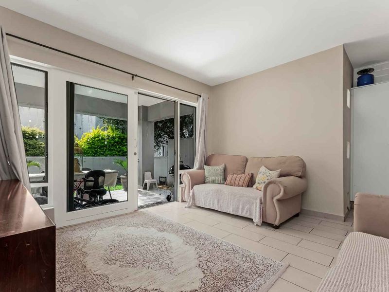 Lovely 2 Bedroom, 2 Bathroom Garden Apartment for Sale - Photo 6