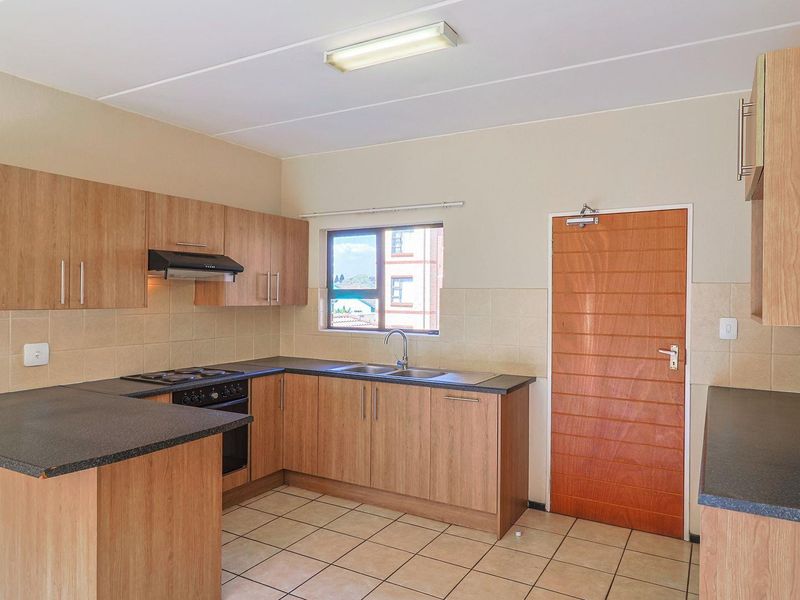 2 BEDROOM 2 BATHROOM APARTMENT WITH LOW LEVIES. - Photo 9