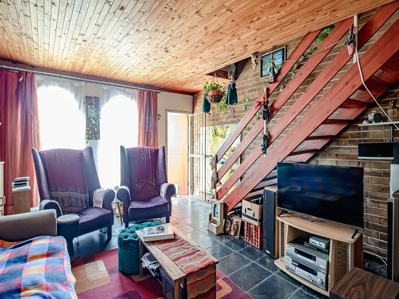 Attractive townhouse with potential. - Photo 3