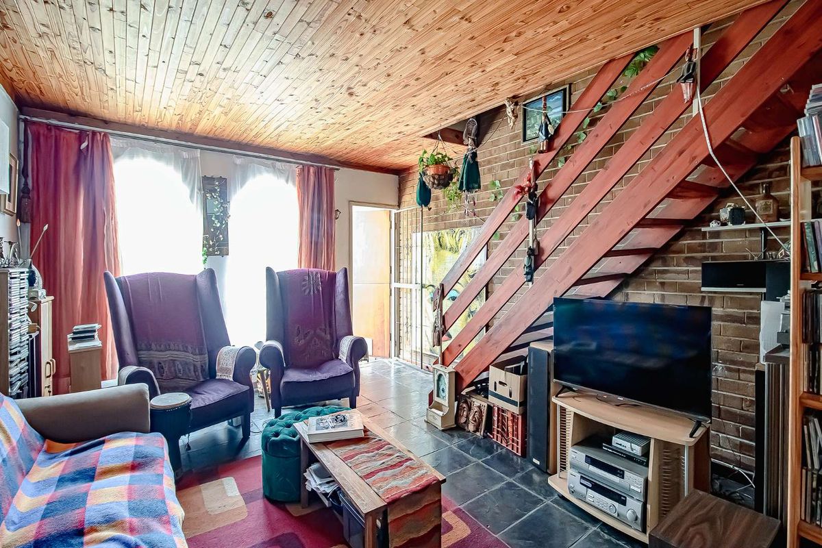 Attractive townhouse with potential. - Photo 3