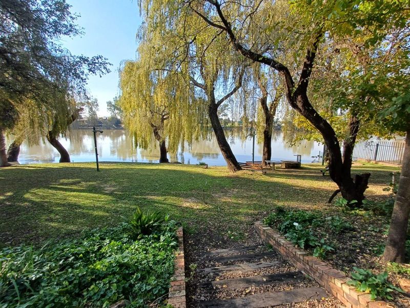 Exceptional 2.1 Hectare Waterfront Estate on the Vaal River. - Photo 3
