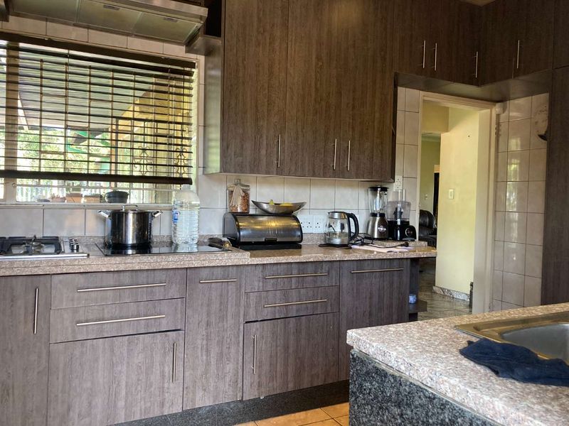 Stunning Family Home in Boomed off Area - Photo 6