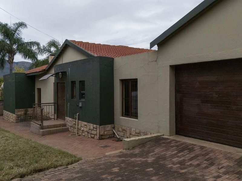 Fixer-upper with entertainer's flair - Photo 2