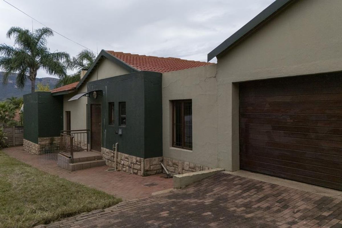 Fixer-upper with entertainer's flair - Photo 2