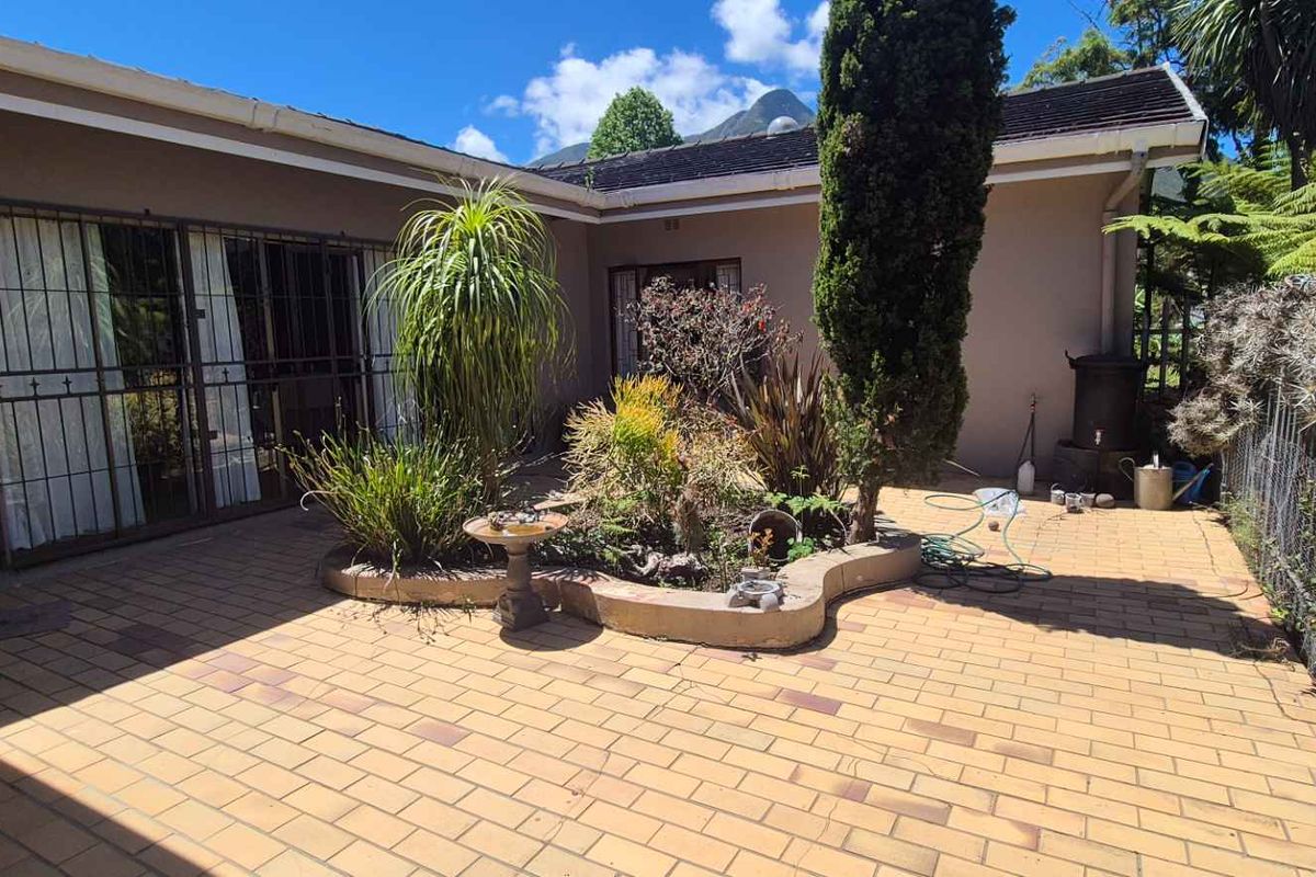 Parkside Family Home with Flatlet & Outeniqua Mountain Views - Photo 2