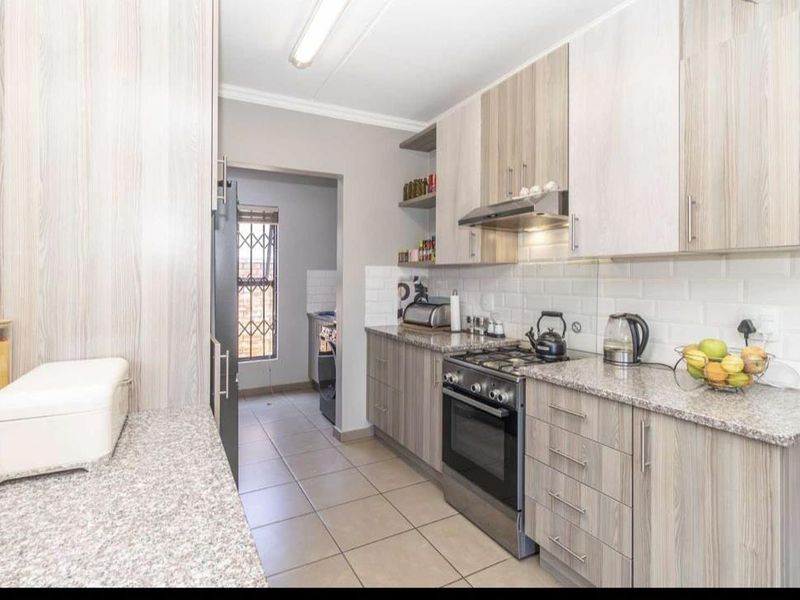 Modern 4-Bedroom Townhouse To Rent in Prime Midrand - Photo 5