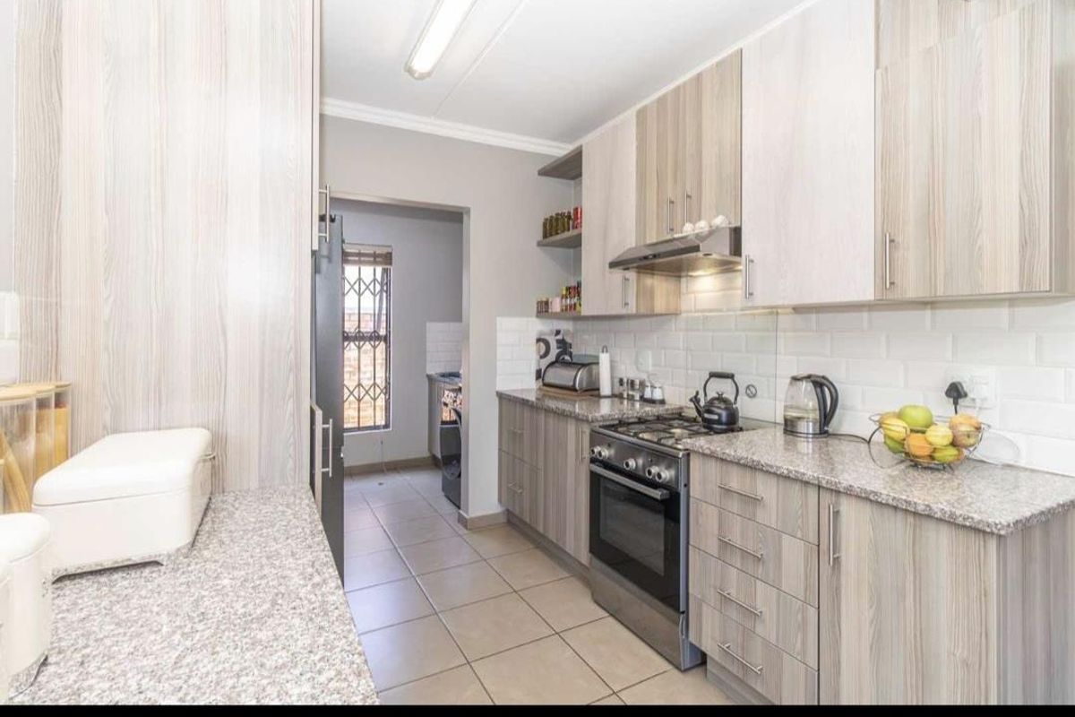 Modern 4-Bedroom Townhouse To Rent in Prime Midrand - Photo 5