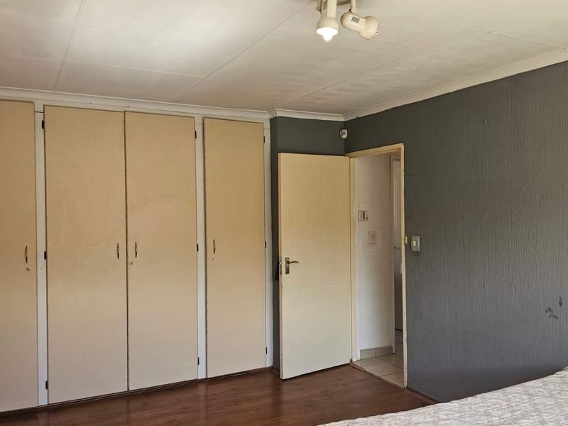 Spacious 2-Bedroom Simplex in a Secure, Small Complex - Photo 9