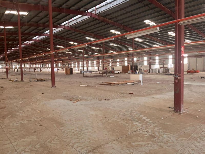 Large Warehouse To Let - Photo 8