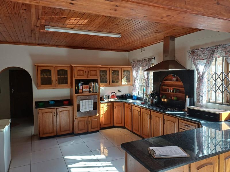 Exclusive Estate: Luxurious 4-Bed Home with Pool, 4 Garages, and 2 Investment Flats! - Photo 2