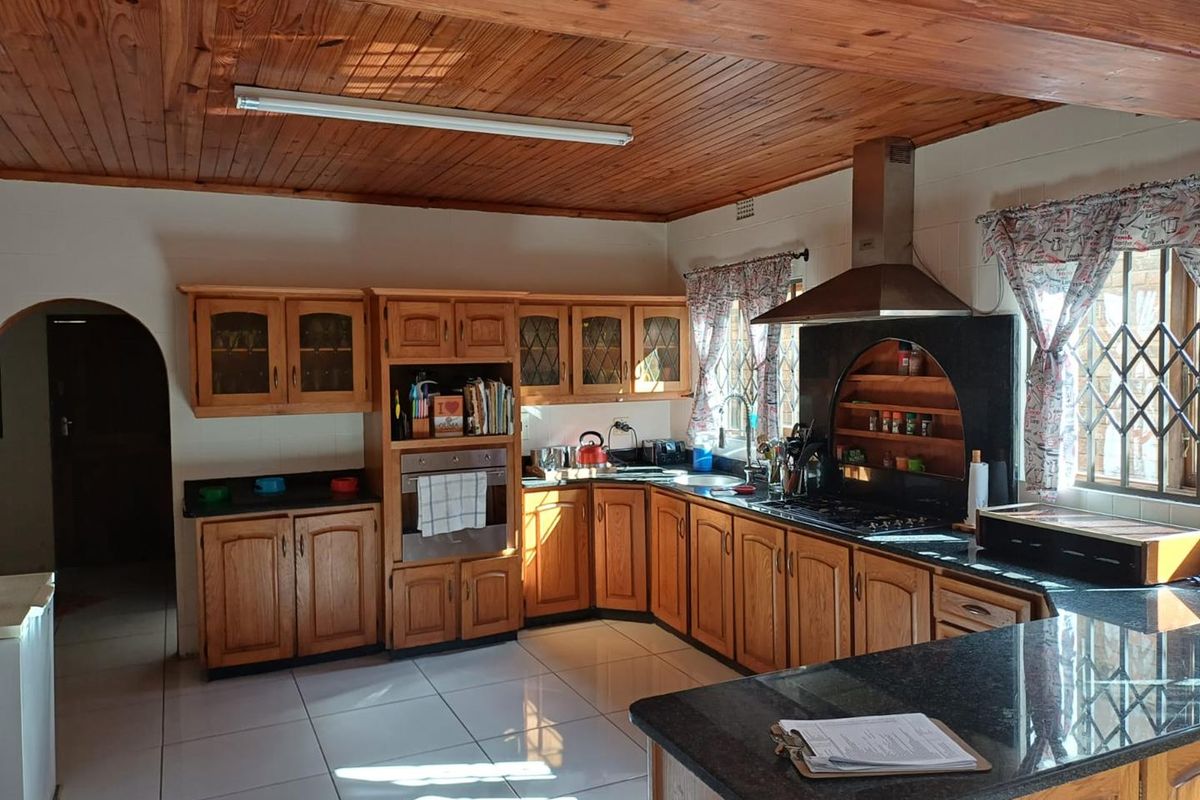 Exclusive Estate: Luxurious 4-Bed Home with Pool, 4 Garages, and 2 Investment Flats! - Photo 2
