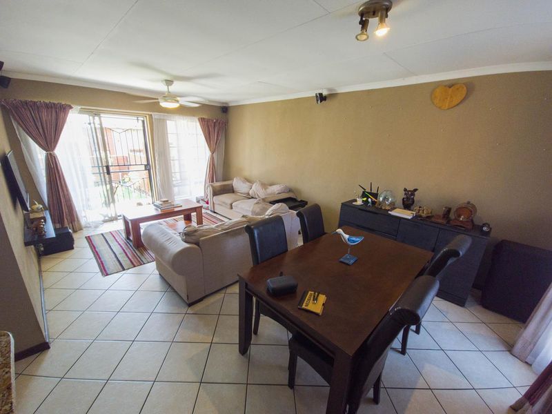 2 Bedroom Townhouse Available in Mooikloof Ridge - Photo 4