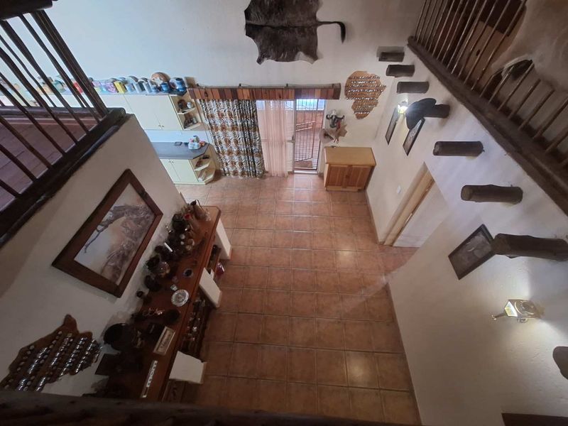 Spacious Home - Entertainer's Dream - Photo 9