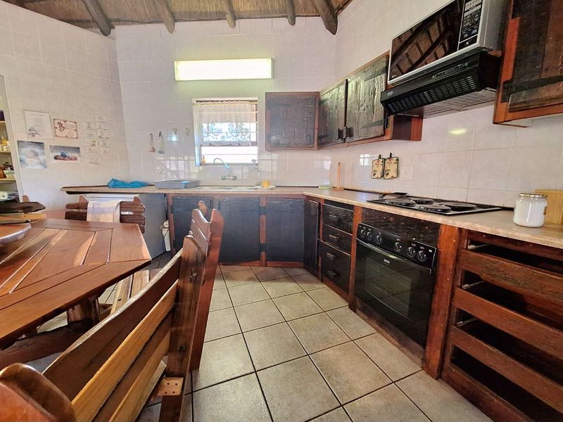 Elegant Main House with Three Luxury Cottages - Photo 7