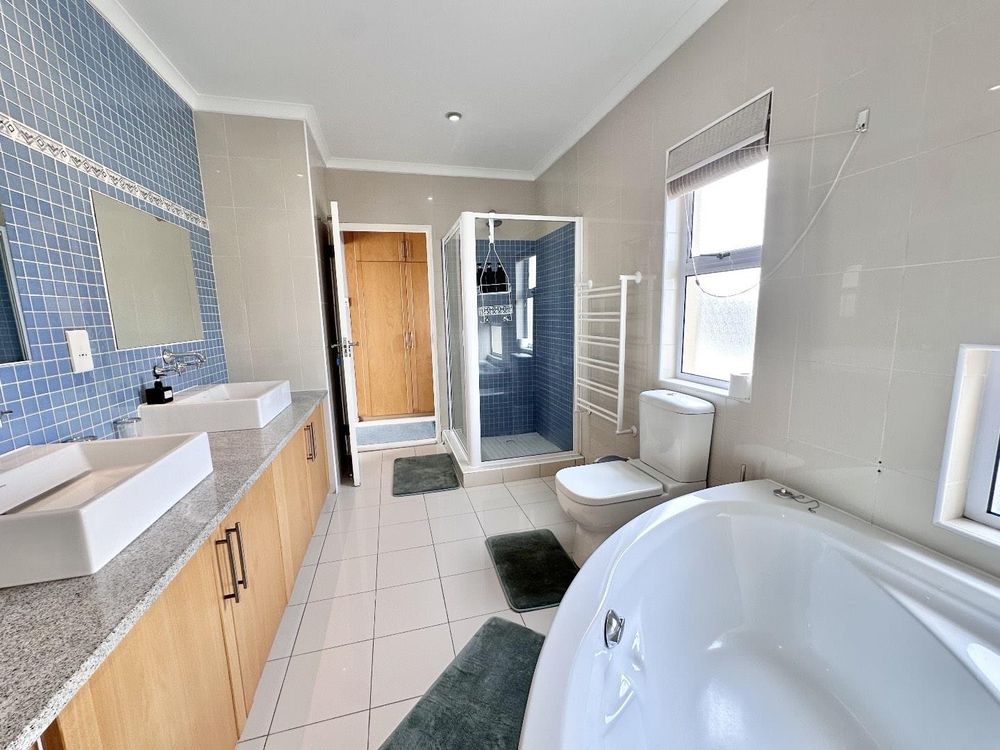 Ensuite bathroom of main bedroom