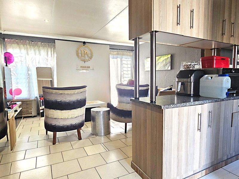 Spacious Three-Bedroom Unit Close to Everything in Radiokop - Photo 4
