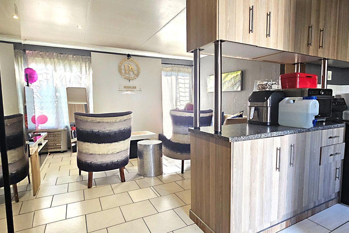 Spacious Three-Bedroom Unit Close to Everything in Radiokop - Photo 4