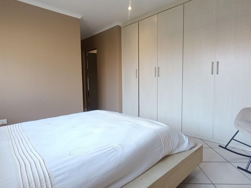 Secure Haven: Charming 3-Bedroom Family Home with Garden - Photo 8