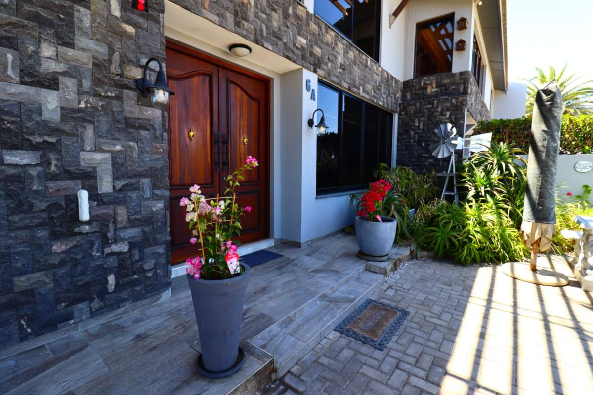 Exceptional 8-Bedroom Sea-View Property in Swakopmund - Photo 3