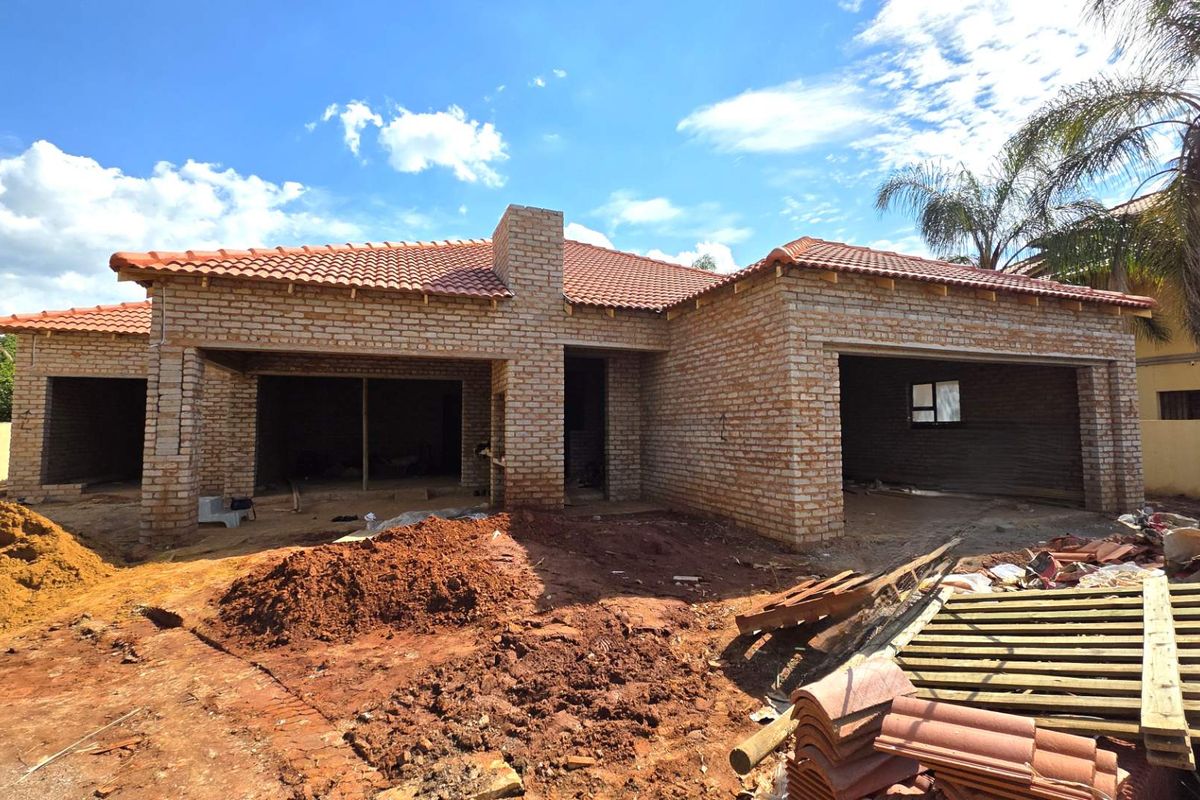 4 Bedroom Family Home Under Construction in Melodie. - Photo 2