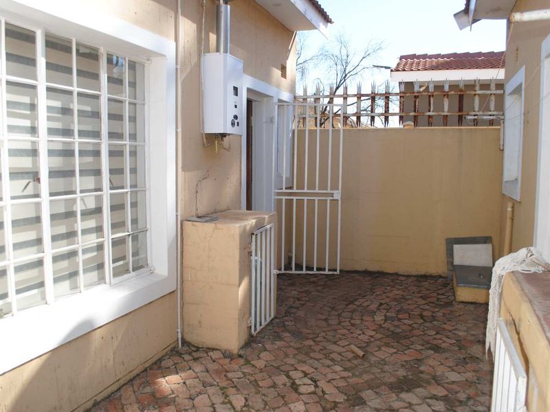 Townhouse Lovely ground level unit 2 Bedrooms - Photo 2