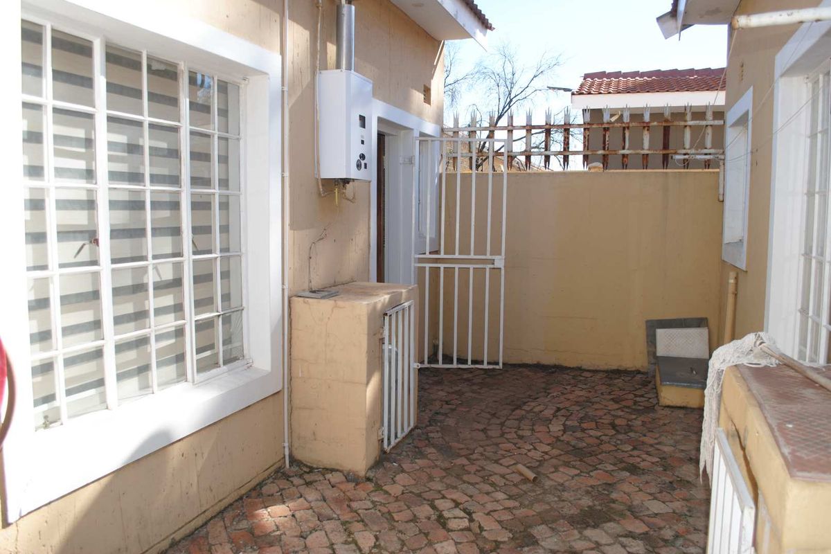 Townhouse Lovely ground level unit 2 Bedrooms - Photo 2