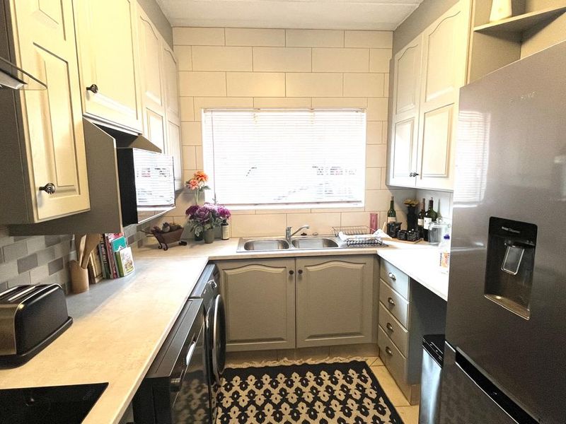 Double Storey Delight! Modern Townhouse + Pet-Friendly!! - Photo 4