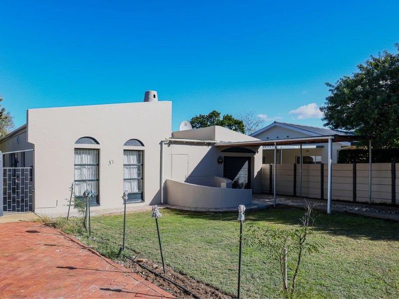 Absolute Gem in sought-after neighborhood walking distance to all amenities - Photo 3
