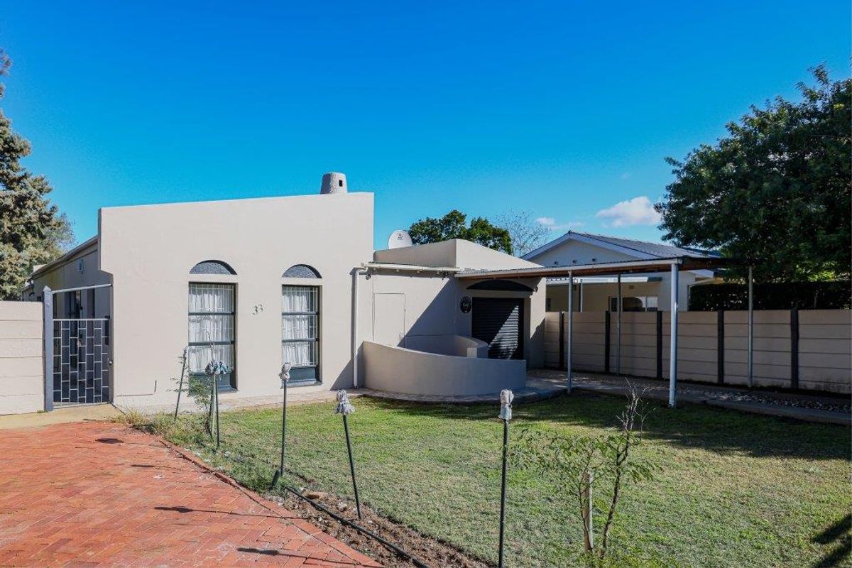 Absolute Gem in sought-after neighborhood walking distance to all amenities - Photo 3
