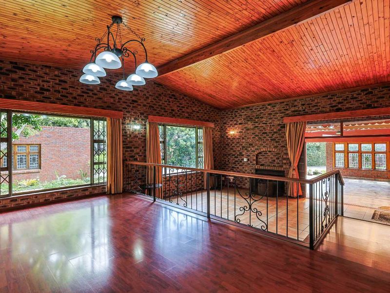 Elegant Family Living with Flatlet & Views in Prestigious Waterkloof Ridge - Photo 10