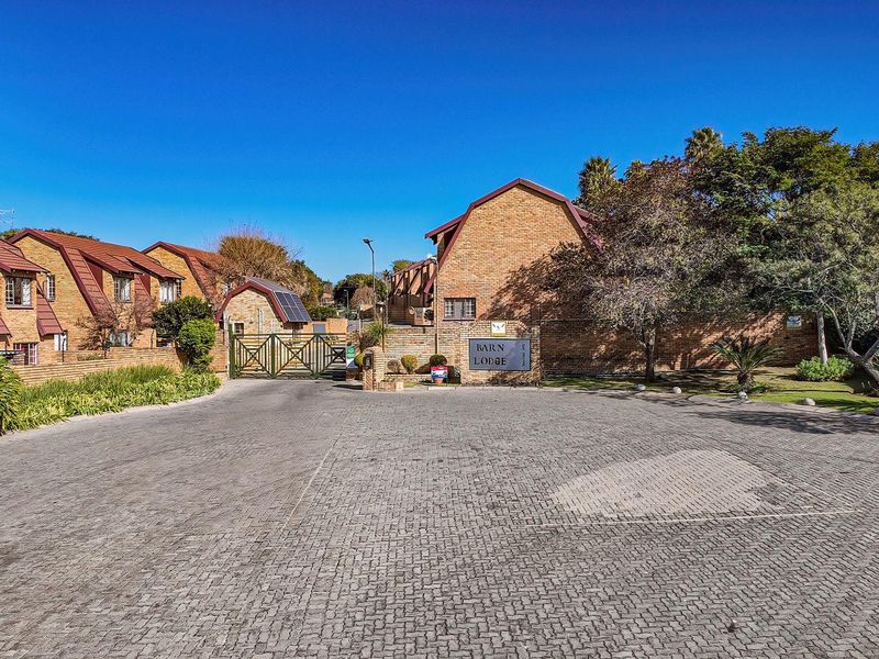 Beautifully Appointed 3-Bedroom Townhouse in Barn Lodge, Boskruin - Photo 1