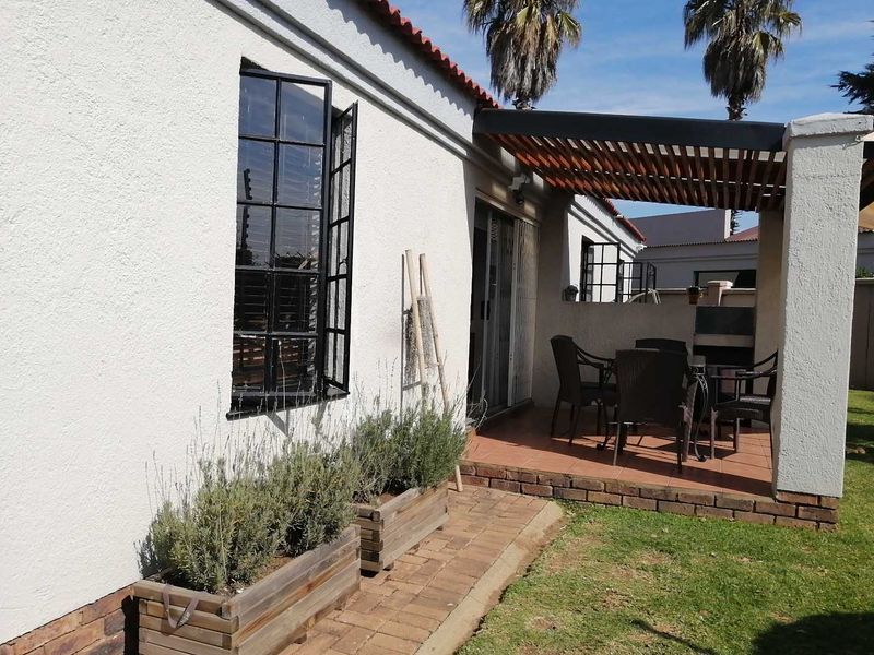 Stunning cluster in secure estate - Photo 2