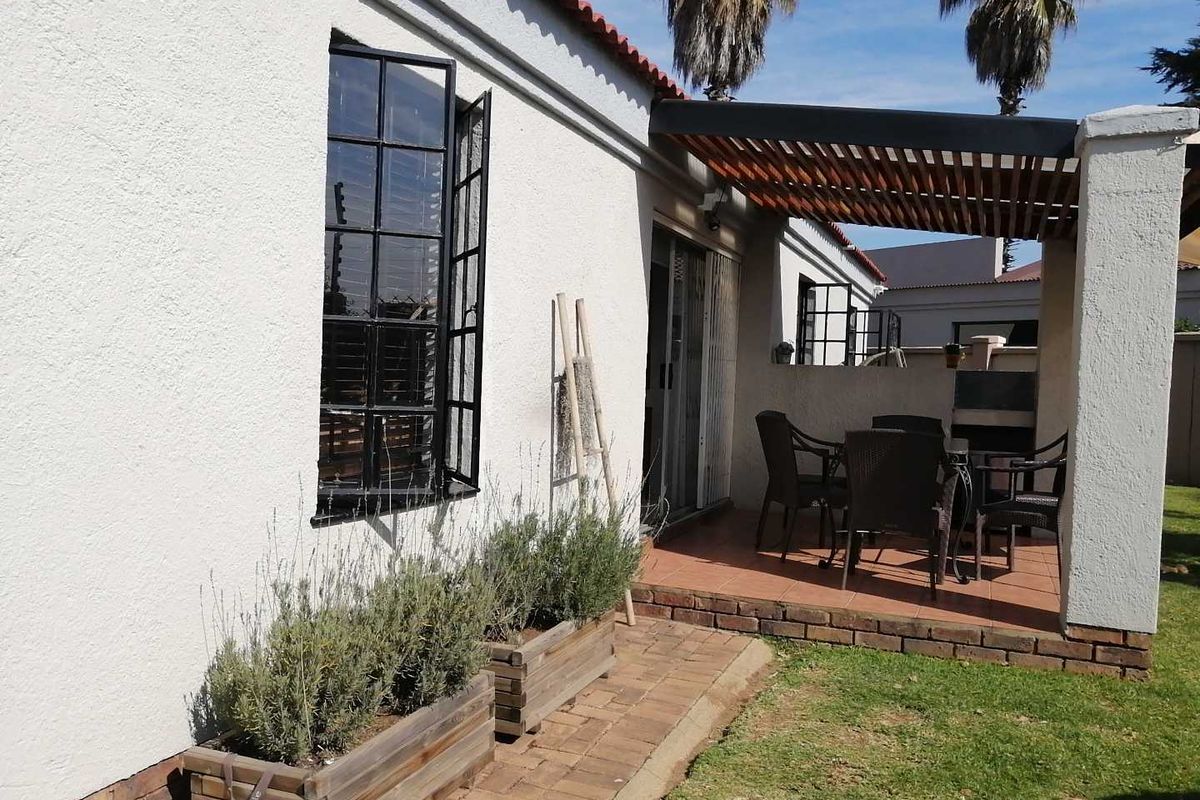 Stunning cluster in secure estate - Photo 2