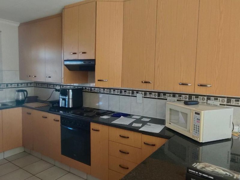 Cozy 2 Bedroom Townhouse - Perfect for 1st time Home buyer - Photo 3