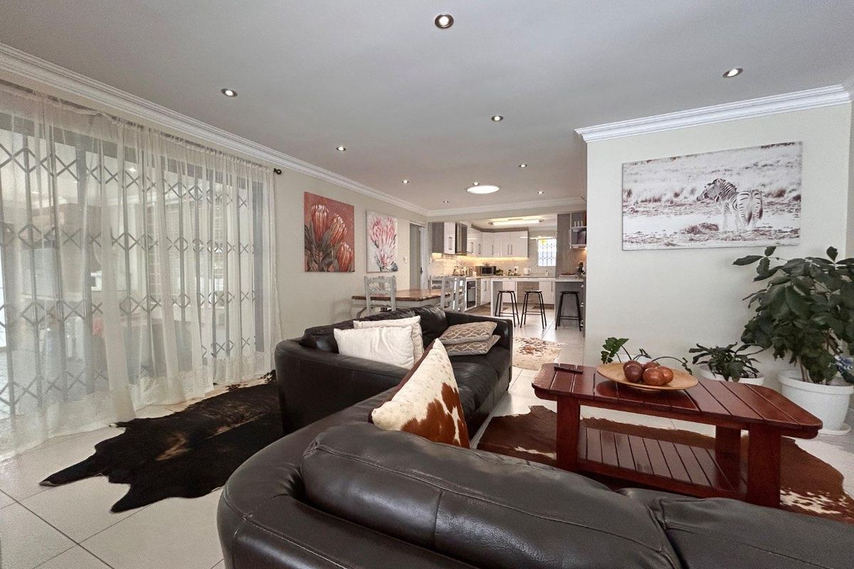 Exquisite Contemporary Residence – Full Title Home - Photo 2